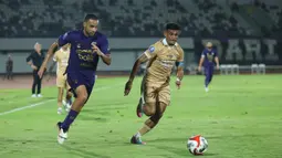 Gol tunggal kemenangan Dewa United FC dicetak Ricky Kambuaya pada menit ke-36. Tampak dalam foto, pemain Dewa United, Ricky Kambuaya (kanan) berebut bola dengan pemain Persita dalam lanjutan BRI Super League 2025/2026 di Stadion Indomilk Arena, Tangerang, Banten, Kamis (26/2/2026). (Bola.com/M Iqbal Ichsan)