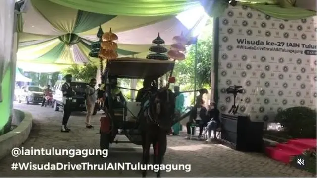 6 Momen Mahasiswa Datang Wisuda Naik Kendaraan Tak Biasa, Viral Bikin Heboh