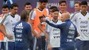 Pelatih Argentina, Jorge Sampaoli, memberikan instruksi saat latihan di Pusat Pelatihan Joan Gamper, Barcelona, Sabtu (2/6/2018). Latihan ini merupakan persiapan jelang Piala Dunia 2018. (AFP/Lluis Gene)