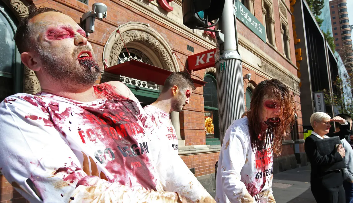 Aksi Aktivis Perlakuan Etis terhadap Hewan (PETA) berdandan menyerupai zombie di depan sebuah restoran cepat saji di Sydney, Kamis (15/6). Aksi tersebut sebagai bentuk protes terhadap konsumsi daging dan mempromosikan vegetarian. (AP Photo/Rick Rycroft)