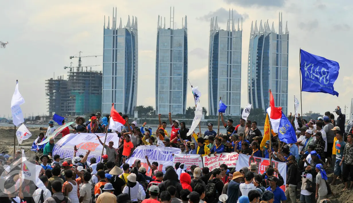Nelayan Muara Angke menduduki salah satu pulau hasil reklamasi Teluk Jakarta, Minggu (17/4/2016). Penyegelan Pulau G sebagai bentuk penolakan kebijakan reklamasi Pemerintah Provinsi DKI Jakarta. (Liputan6.com/Yoppy Renato)