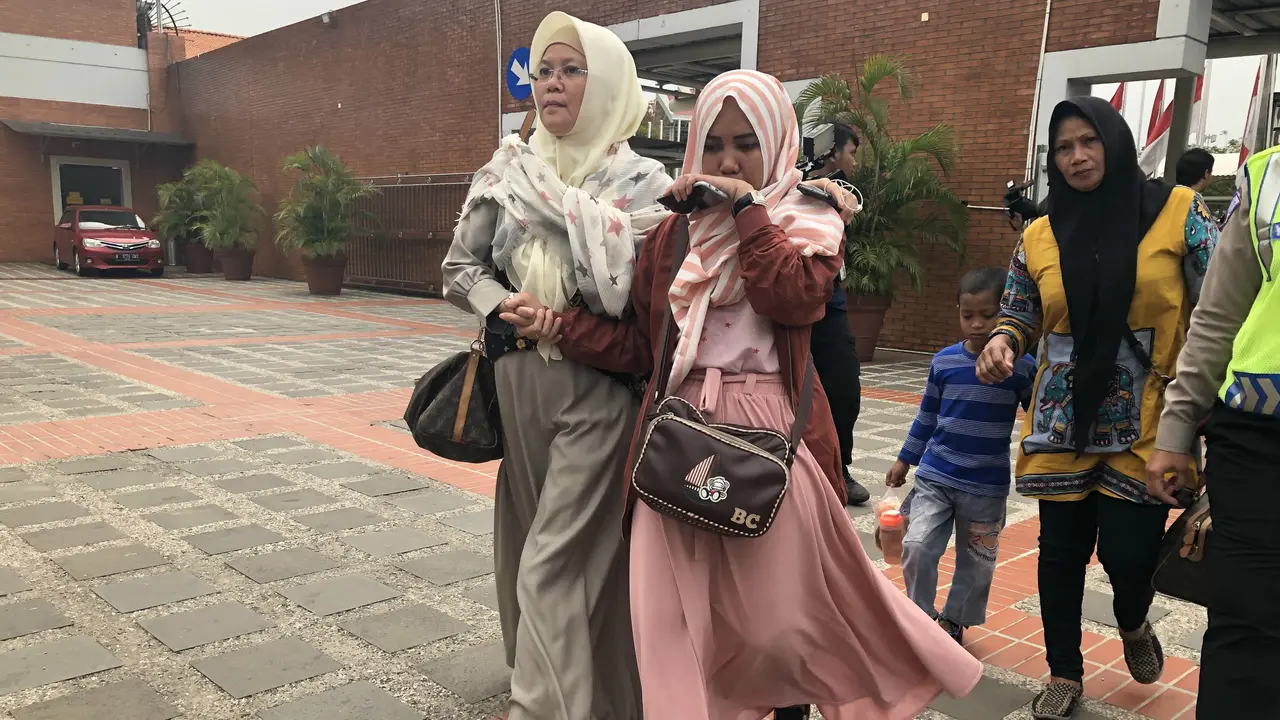 Kekasih penumpang Lion Air JT 610 menyambangi posko di Bandara Soekarno Hatta