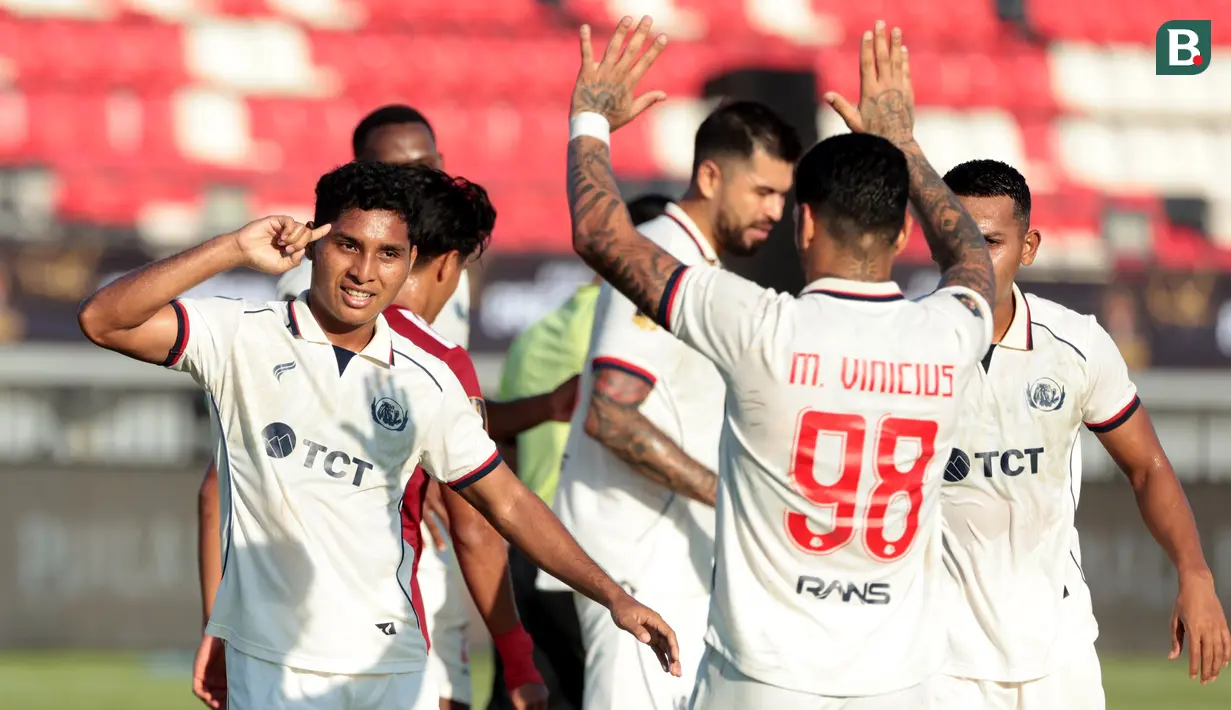 Salim Tuharea menunjukkan ekspresi penuh semangat usai mencetak gol penyama kedudukan untuk Arema FC pada laga perebutan peringkat ketiga Piala Presiden 2026 melawan Persija Jakarta di Stadion Kapten I Wayan Dipta, Gianyar, Bali, Kamis (6/8/2026). Gol Salim pada menit ke-27 sempat mengubah skor menjadi 1-1, namun Arema FC akhirnya harus mengakui keunggulan Persija dengan skor 1-3. (KapanLagi.com/Budy Santoso)