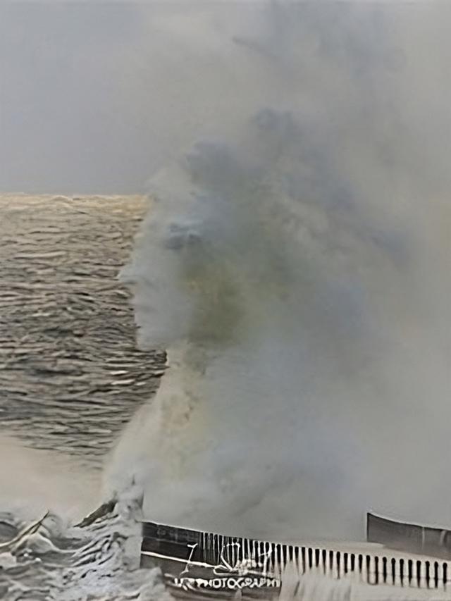 Ombak Laut Mirip Wajah Manusia