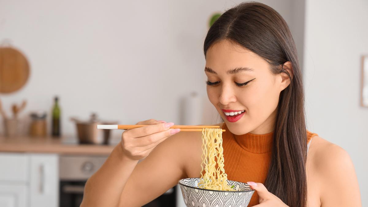 Bukan Cuma Umur Panjang, Ini Alasan Mie Tidak Boleh Dipotong Saat Rayakan Imlek