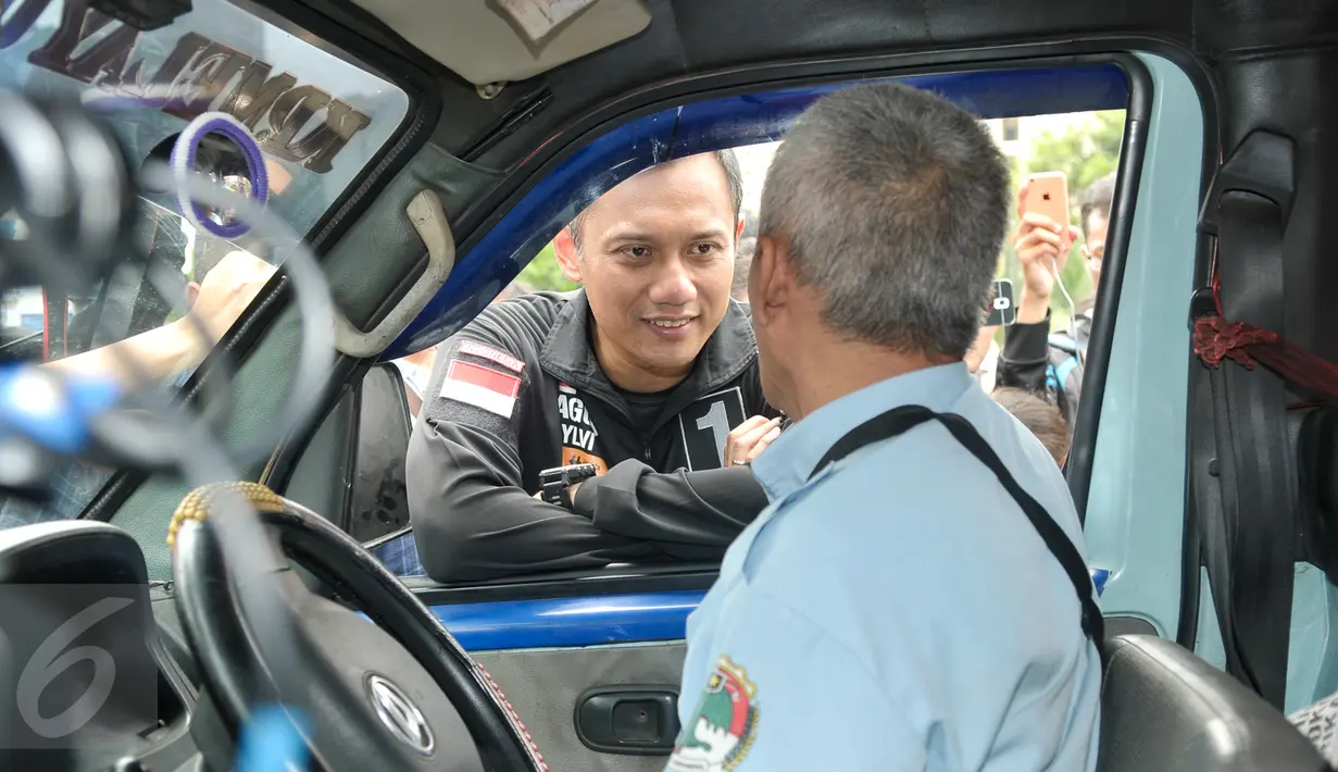 Cagub DKI Jakarta Agus Harimurti Yudhoyono berdialog dengan sopir angkutan umum di Terminal Pasar Senen, Jakarta, Selasa (8/11). Agus blusukan menelusuri Pasar Senen dan menjumpai para pedagang serta warga sekitar. (Liputan6.com/Yoppy Renato)