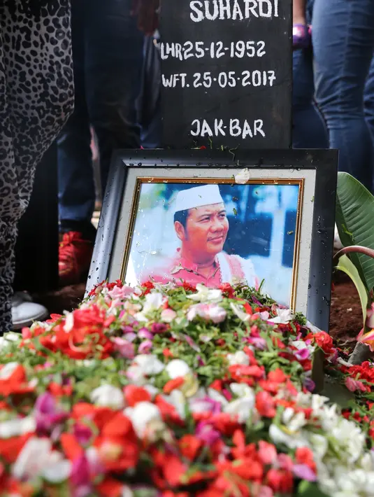 Pelawak Cahyono meninggal dalam usia 64 tahun Kamis (25/5) sekitar pukul 12.00 WIB. Pada hari itu juga, setelah salat azhar, pendiri grup Jayakarta itu langsung dikebumikan di TPU Komplek TVRI. (Adrian Putra/Bintang.com)