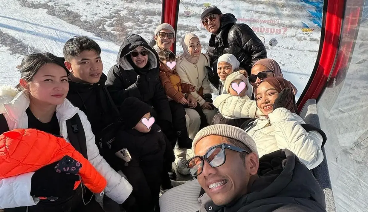 Ini adalah momen Rey Mbayang dan keluarga naik kereta gantung di Erciyes Ski Resort. Diketahui pengasuh anak Baby Shaka dan Kaba juga ikut dalam liburan kali ini. Liburan di Turki kali ini sekalian merayakan ulang tahun Baby Kaba yang ke- 1 tahun pada 2 Maret 2024 lalu. Kehadiran Kaba tentunya menambah kebahagiaan dalam keluarga Rey Mbayang dan Dinda Hauw. (Liputan6.com/IG/@rey_mbayang)