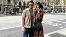 Kemesraan Tania dan Alwi menjadi hal yang paling menarik perhatian netizen. Mantan istri Tommy Kurniawan ini mengunggah momen mesra bersama sang suami. Kali ini mereka terlihat berpose di salah satu sudut kota Barcelona.(Liputan6.com/IG/@tanianadiraa)