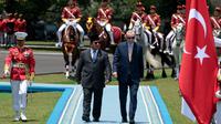 Presiden Prabowo Subianto menggelar upacara penyambutan kedatangan Presiden Turki Recep Tayyip Erdogan di Istana Kepresidenan, Bogor, Jawa Barat, Rabu 12 Februari 2025. (YASUYOSHI CHIBA/AFP)