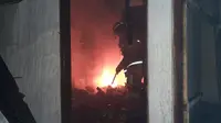 Seorang kakek di Kebumen membakar rumahnya sendiri dan nyaris menewaskan cucunya. (Liputan6.com/Polres Kebumen/Muhamad Ridlo)