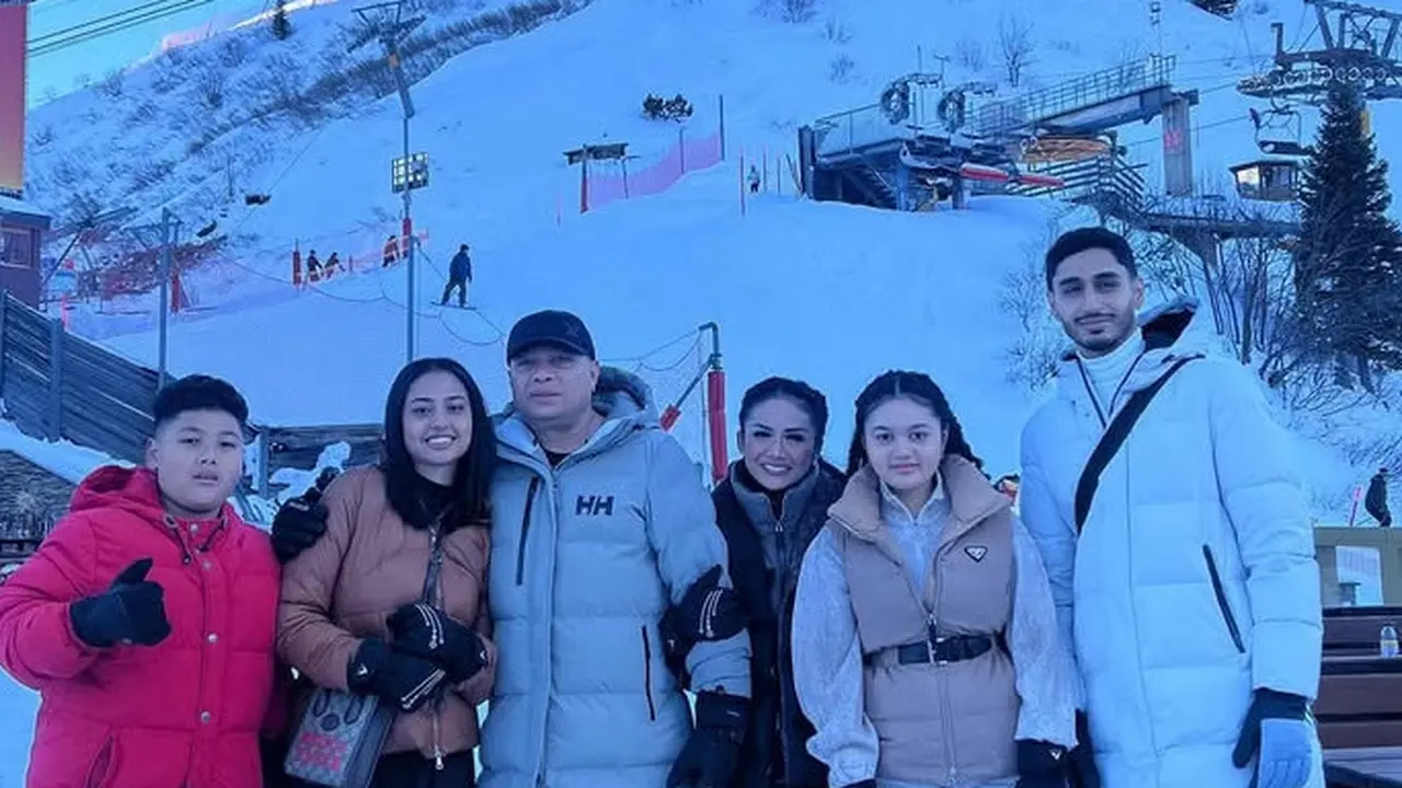 Liburan Akhir Tahun Keluarga Krisdayanti di Swiss