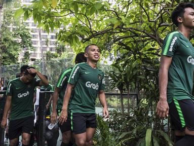 Pemain Timnas Indonesia, Irfan Jaya, usai latihan di Hotel Sultan, Jakarta (14/11). Latihan ini merupakan persiapan jelang laga Piala AFF 2018. (Bola.com/Vitalis Yogi Trisna)