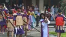 Anak-anak umat Katolik memeragakan drama penyaliban Yesus Kristus dalam Tablo Jalan Salib di Gereja Santo Stefanus, Cilandak, Jakarta Selatan, Jumat (18/4/2025). (merdeka.com/Arie Basuki)
