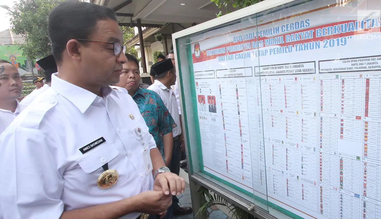 Gubernur DKI Jakarta Anies Baswedan mengecek Daftar Pemilih Tetap (DPT) Pemilu 2019 di Kelurahan Cilandak Barat, Rabu (17/10). Anies turut mengajak warga untuk melakukan pengecekan nama dalam DPT di wilayah masing-masing. (Merdeka.com/Arie Basuki)