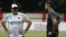 Pelatih PSM Makassar, Rene Alberts, berdiskusi dengan pelatih Bhayangkara FC, Simon McMenemy, saat bertemu di Stadion PTIK, Jakarta, Minggu (2/12). Keduanya akan bertemu pada pekan ke-33 Liga 1. (Bola.com/Vitalis Yogi Trisna)