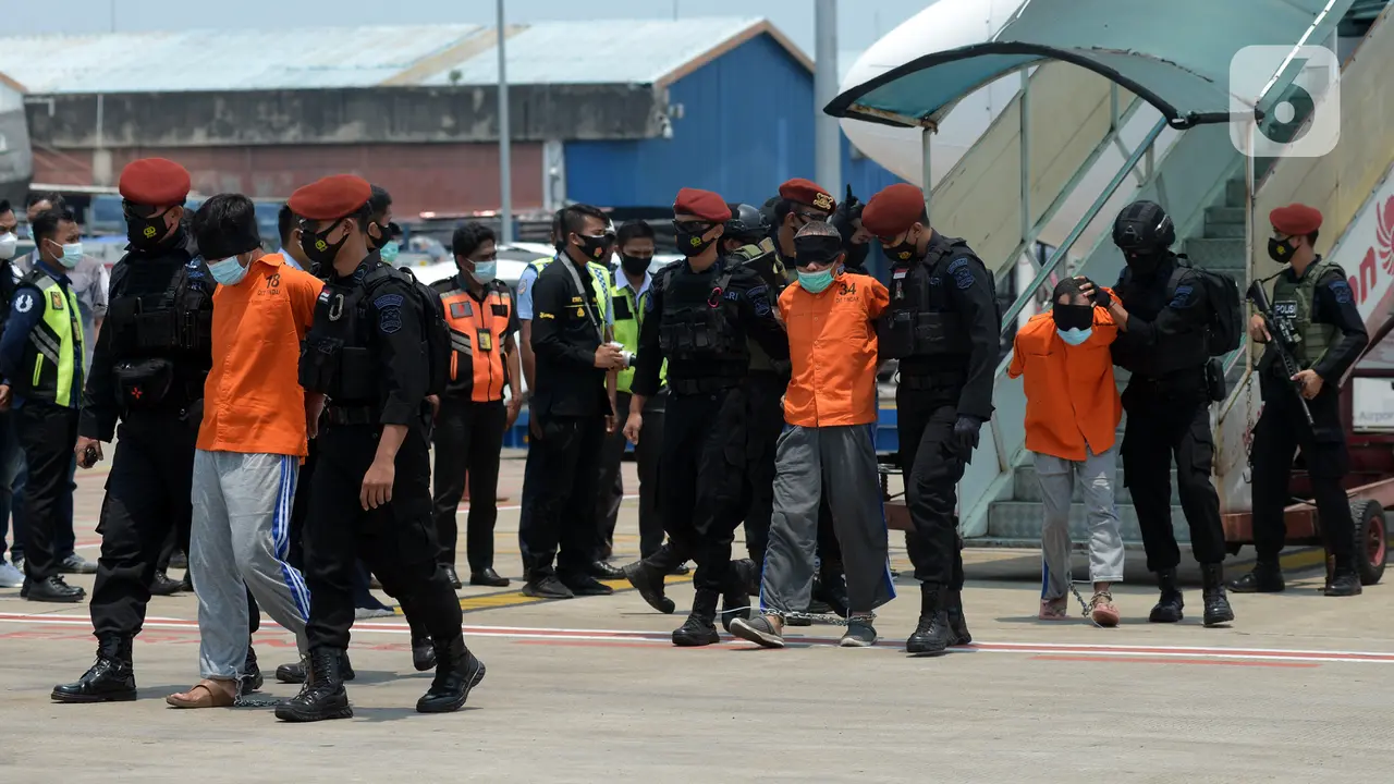 FOTO: 22 Terduga Teroris dari Jawa Timur Dipindahkan ke Jakarta