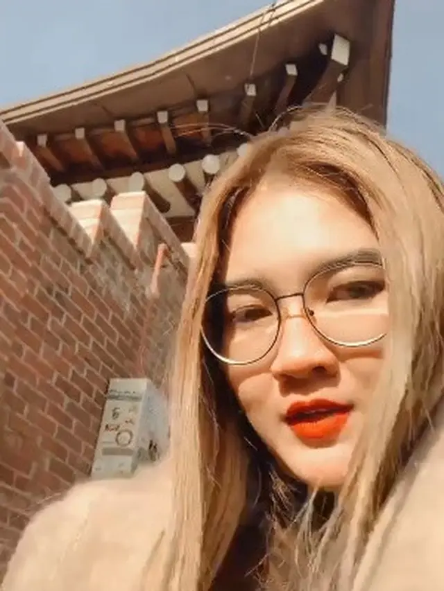 7 Potret Liburan Nella Kharisma ke Korea, Sempat Ngobrol dengan Oppa