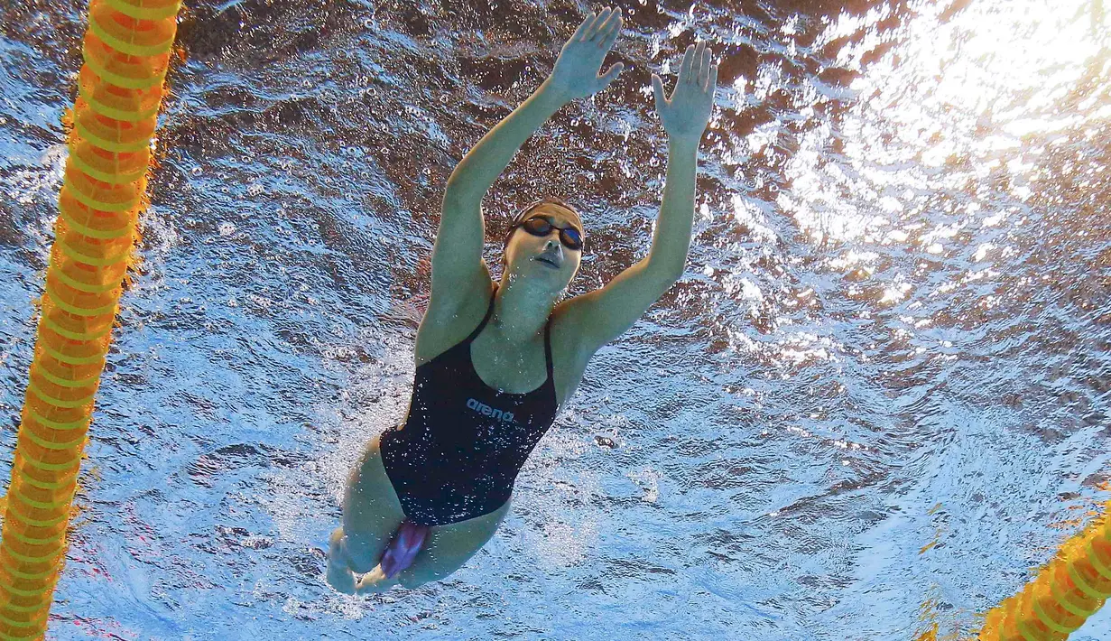 Atlet renang dari Tim Pengungsi, Yusra Mardini saat latihan jelang Olimpiade 2016 di Rio De Janeiro, Brasil (1/8). Gadis cantik ini akan mewakili Tim Pengungsi di cabang renang Olimpiade Rio 2016. (REUTERS/Michael Dalder)