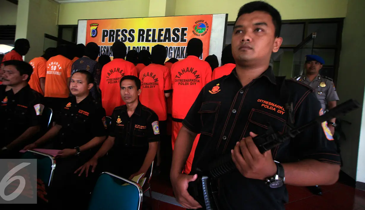 Seorang petugas berjaga saat gelar barang bukti narkotika di Polda DIY, Yogyakarta, Jumat (12/2/2016). Puluhan paket ganja kering yang siap di edarkan berhasil di sita pada gelar perkara tersebut. (Liputan6.com/Boy Harjanto)