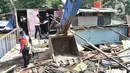 Petugas dengan bantuan alat berat meratakan bangunan liar  Gunung Antang di Matraman, Jakarta Timur, Selasa (30/8/2022). Sebanyak 120 bangunan liar dibongkar di lahan seluas 2.500 meter persegi milik PT KAI dan selanjutnya akan dijadikan Ruang Terbuka Hijau (RTH). (Liputan6.com/Herman Zakharia)