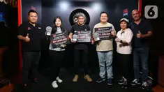 GM Business Development and Content IEG Bela Fonti, Jessica Christina (Juara 3), Tirta Suparjo (Juara 1), Frangky Yohanes (Juara 2), Direktur ATVI Melitina, dan GM Operation Eastern Promise Lens Teur We (kiri ke kanan) berfoto bersama usai memberikan hadian kepada para pemenang Darts National Competition Series 01 di Eastern Promise, Kemang, Jakarta, Sabtu (2/3/2024). (Liputan6.com/Angga Yuniar)