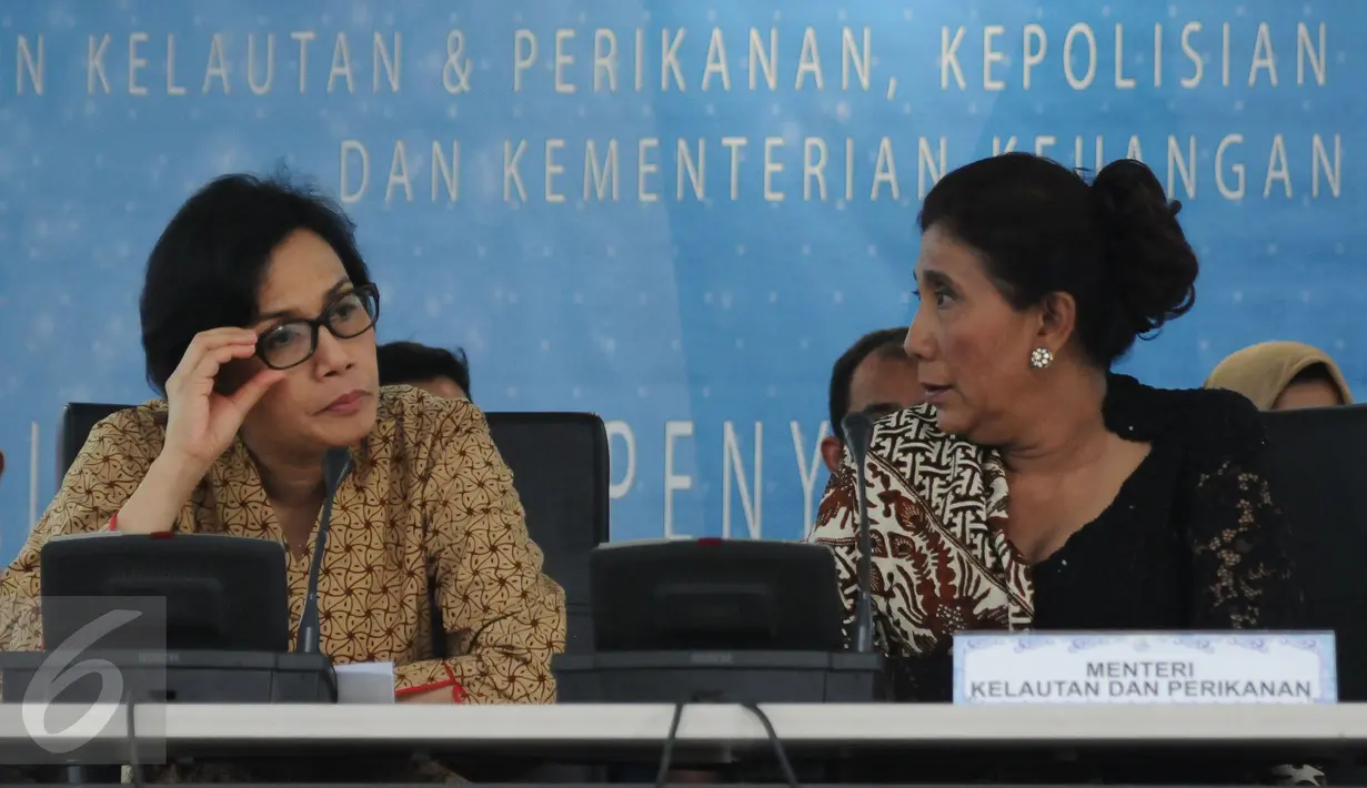 Menteri KKP Susi Pudjiastuti (kanan) berbincang dengan Menkeu Sri Mulyani Indrawati saat rilis penggagalan penyelundupan benih lobster di Gedung KKP Jakarta, Rabu (26/10). Delapan orang ditetapkan sebagai tersangka. (Liputan6.com/Helmi Fithriansyah)