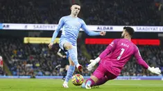 Penjaga gawang Brentford David Raya menghadang pemain Manchester City Phil Foden pada pertandingan sepak bola Liga Inggris di City of Manchester Stadium, Manchester, Inggris, 9 Februari 2022. Manchester City menang 2-0. (AP Photo/Jon Super)