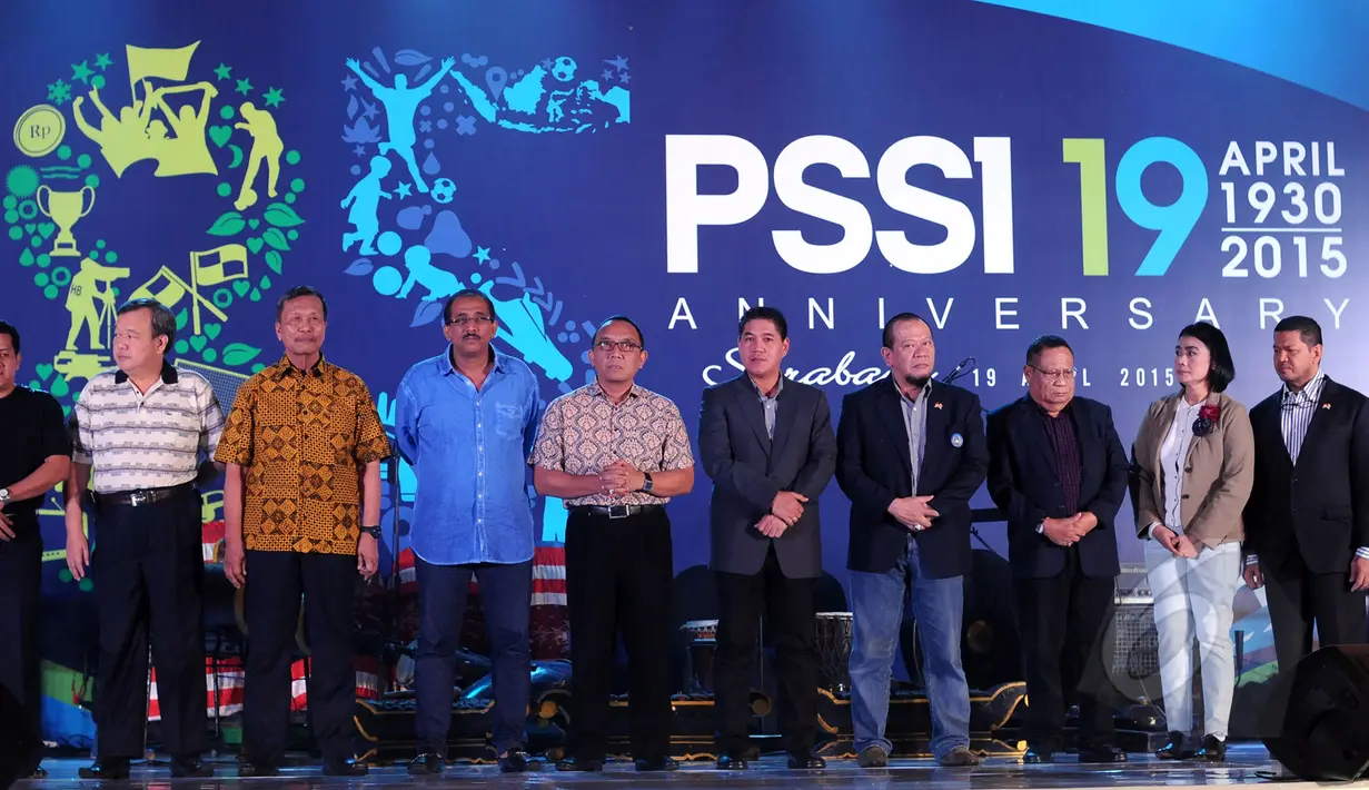 Sejumlah pengurus PSSI berdiri bersama saat perayaan ulang tahun PSSI ke-85 di Hotel JW Marriot, Surabaya, Minggu (19/4/2015). La Nyalla Mattalitti (keempat kanan) terpilih sebagai Ketua Umum PSSI 2015-2019. (Liputan6.com/Helmi Fithriansyah)