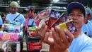 Pedagang memperlihatkan sejumlah rokok saat menggelar aksi damai Terimakasih tembakau di Jakarta, Selasa (31/50). Dalam aksi tersebut mereka melakukan penolakan terhadap hari tanpa tembakau sedunia yang jatuh pada tagl 31 mei. (Liputan6.com/Angga Yuniar)