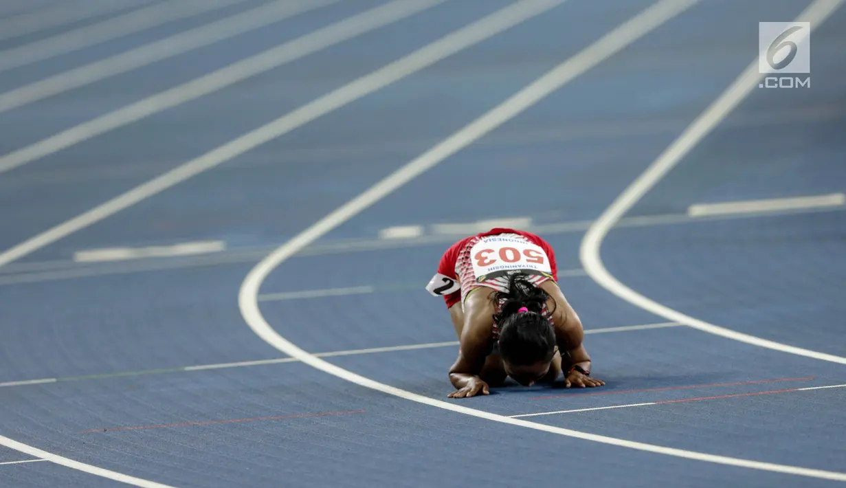 Pelari Indonesia Triyaningsih bersujud setelah mencapai garis finis dalam cabang olahraga atletik nomor lari 10 km putri SEA Games 2017 di Stadion Nasional Bukit Jalil, Kuala Lumpur, Malaysia, Kamis (24/8). (Liputan6.com/Faizal Fanani)