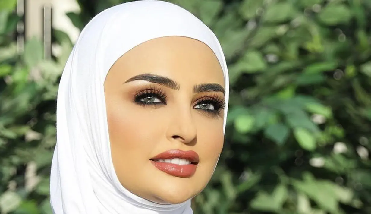 Ciptakan tampilan glam hangat dan lembut, dengan blush on peach. Oleskan eyeliner dan eyeshade lembut pada kelopak mata, jangan lupa untuk memakai maskara.  Lipstik sedikit gelap dengan warna oranye atau koral. (@sondos_aq)