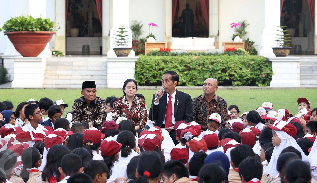 Presiden Joko Widodo saat mendongeng didepan puluhan pelajar di halaman tengah Istana, Jakarta, Rabu (17/5). Kegiatan mendongeng ini untuk memperingati hari buku nasional. (Liputan6.com/Angga Yuniar)