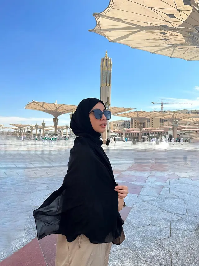 Vicky Alaydrus Tampil Berhijab Saat Umrah, Curi Perhatian