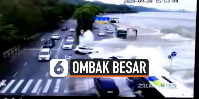 VIDEO: Bagai Tsunami, Detik-Detik Ombak Menyapu Kendaraan di Tepi Pantai