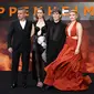 (Kiri-Kanan) Matt Damon, Emily Blunt, Cillian Murphy, dan Florence Pugh berpose di karpet merah saat tiba untuk pemutaran perdana Inggris "Oppenheimer" di pusat kota London, Inggris pada 13 Juli 2023. (HENRY NICHOLLS/AFP)