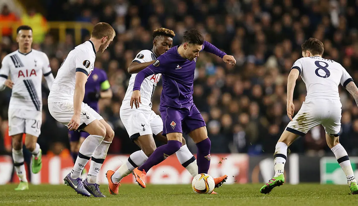 Penyerang Fiorentina, Mauro Zarate, berusaha melewati hadangan para pemain Fiorentina. Pada laga leg kedua itu Tottenham berhasil menang 3-0. (Reuters/Matthew Childs)