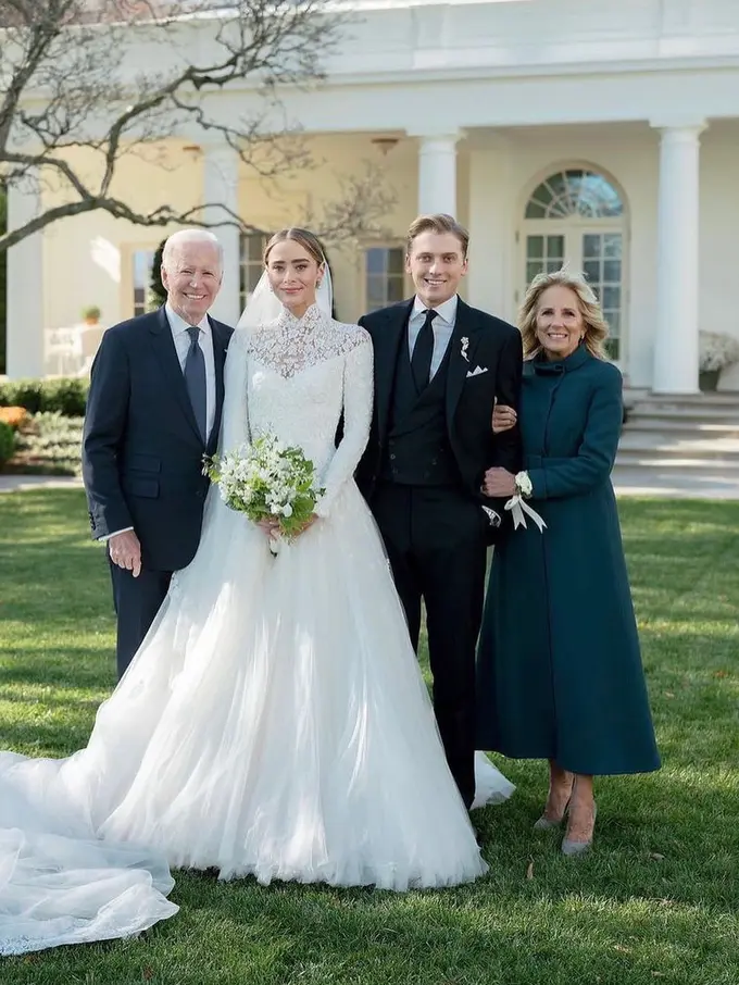 Potret Anggun Cucu Joe Biden, Naomi Biden dalam Gaun Pengantian Ralph Lauren