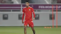 Gelandang Maroko, Azzedine Ounahi membawa bola dalam sesi latihan jelang menghadapi Prancsi di babak semifinal Piala Dunia 2022 di Stadion Al Duhail SC di Doha pada 13 Desember 2022. Berdasarkan rekor empat pertemuan terakhir, Prancis masih lebih diunggulkan daripada Maroko. (AFP/Karim Jaafar)