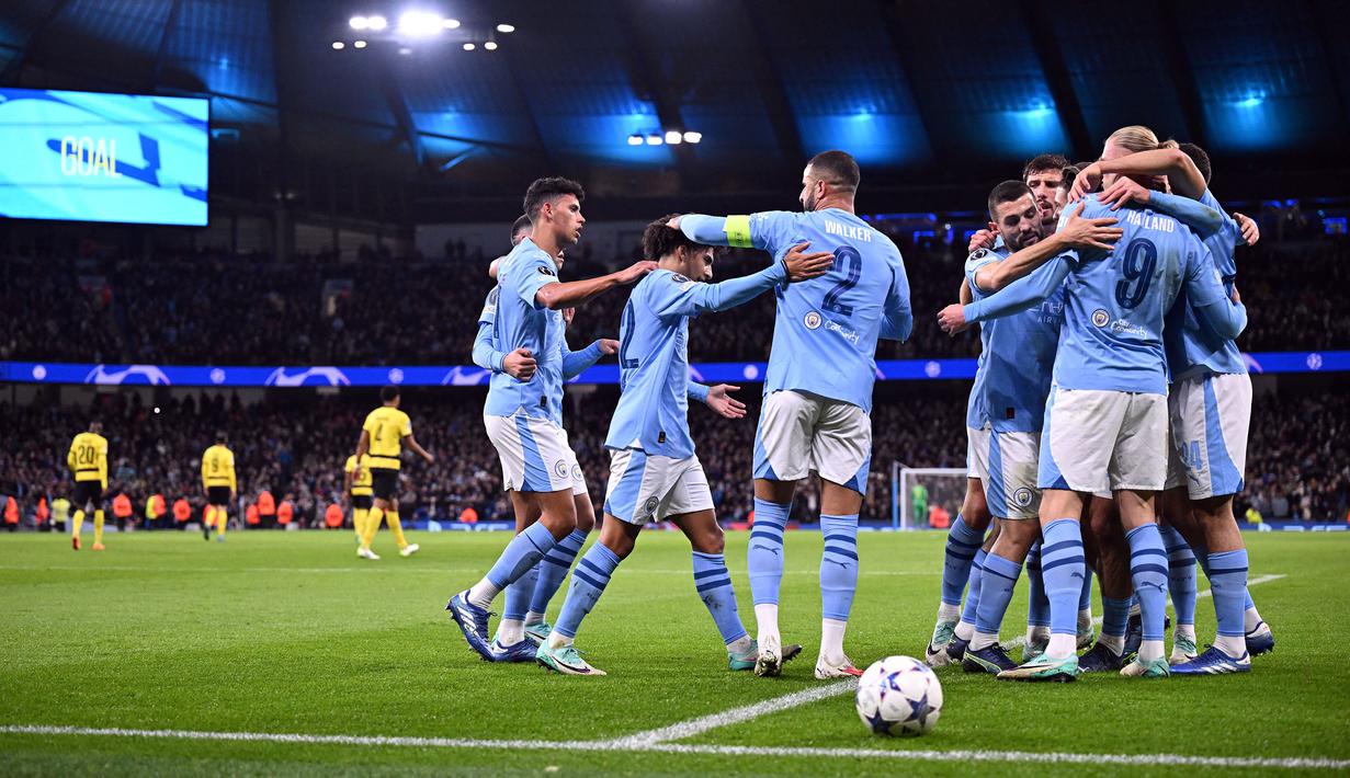 Pemain Manchester City melakukan selebrasi setelah Erling Haaland mencetak gol ke gawang Young Boys pada laga lanjutan Grup G Liga Champions 2023/2024 di Etihad Stadium, Manchester Inggris, Rabu (08/11/2023) WIB. (AFP/Oli Scarff)