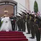 Pernikahan Pangeran Hussein dan Rajwa Al Saif berlangsung pada 1 Juni 2023 dan disiarkan secara langsung mulai pukul 16.00 waktu setempat. Tanggal pernikahan ini kabarnya dipilih bertepatan dengan bulan lahir Pangeran Hussein, yang lahir pada 28 Juni 1994. (JORDANIAN ROYAL PALACE/AFP)