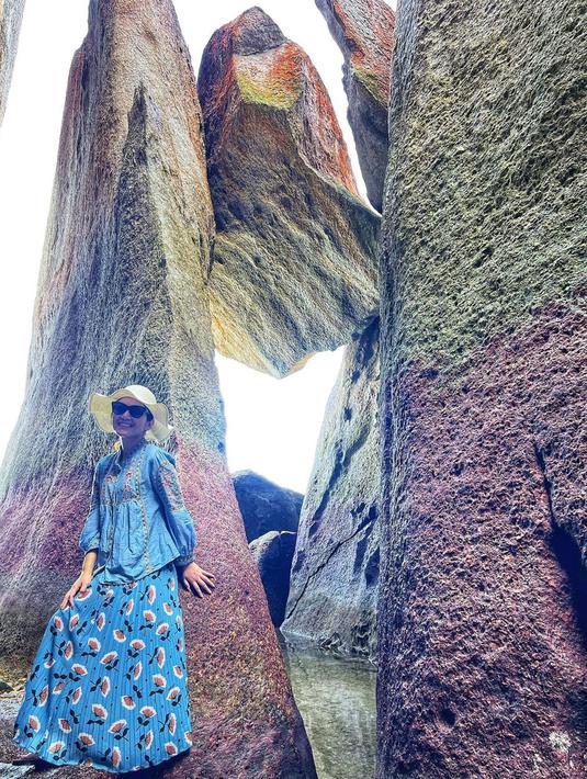Penampilan menawan Dine Mutiara saat di batu-batu pantai ini kian menunjukkan dirinya memang suka traveling. Tak hanya traveling, ia juga suka abadikan momen menjadi model di setiap tempat yang ia kunjungi. (Liputan6.com/IG/dine.pearl)