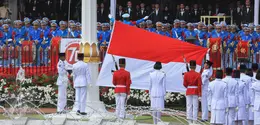 Anggota Pasukan Pengibar Bendera (Paskibraka) melakukan upacara penaikan bendera Merah Putih dalam rangka Upacara Peringatan Detik-detik Proklamasi 17 Agustus di halaman Istana Merdeka, Jakarta, Senin (17/8/2015). (Liputan6.com/Faizal Fanani)