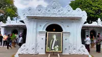 Foto Sultan Sepuh XIV PRA Arief Natadiningrat dipajang dirumah duka Keraton Kasepuhan Cirebon. Foto (Liputan6.com / Panji Prayitno)