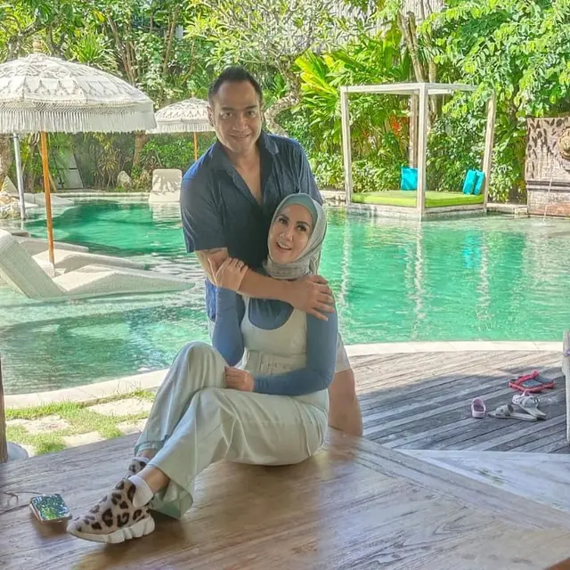 6 Potret Venna Melinda dan Ferry Irawan Liburan di Bali, Penampilan Jadi Sorotan