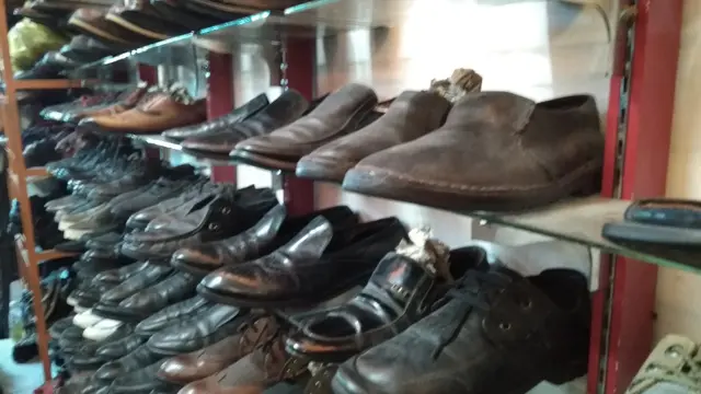 Bufet berisi sepatu di toko "Tgk. Monja Klass" (Liputan6.com/Rino Abonita)
