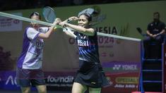 Derbi tuan rumah tak bisa terelakkan di sektor tunggal putri pada laga babak 32 besar turnamen bulu tangkis Indonesia Open 2024 di Istora Senayan, Jakarta, Selasa (4/6/2024). Tunggal putri terbaik Indonesia saat ini, Gregoria Mariska Tunjung sukses menjinakkan juniornya, Putri Kusuma Wardani lewat kemenangan dua game langsung 21-14, 21-17. Di babak 16 besar, Gregoria akan menantang tunggal putri Thailand, Supanida Katethong. (Bola.com/M Iqbal Ichsan)