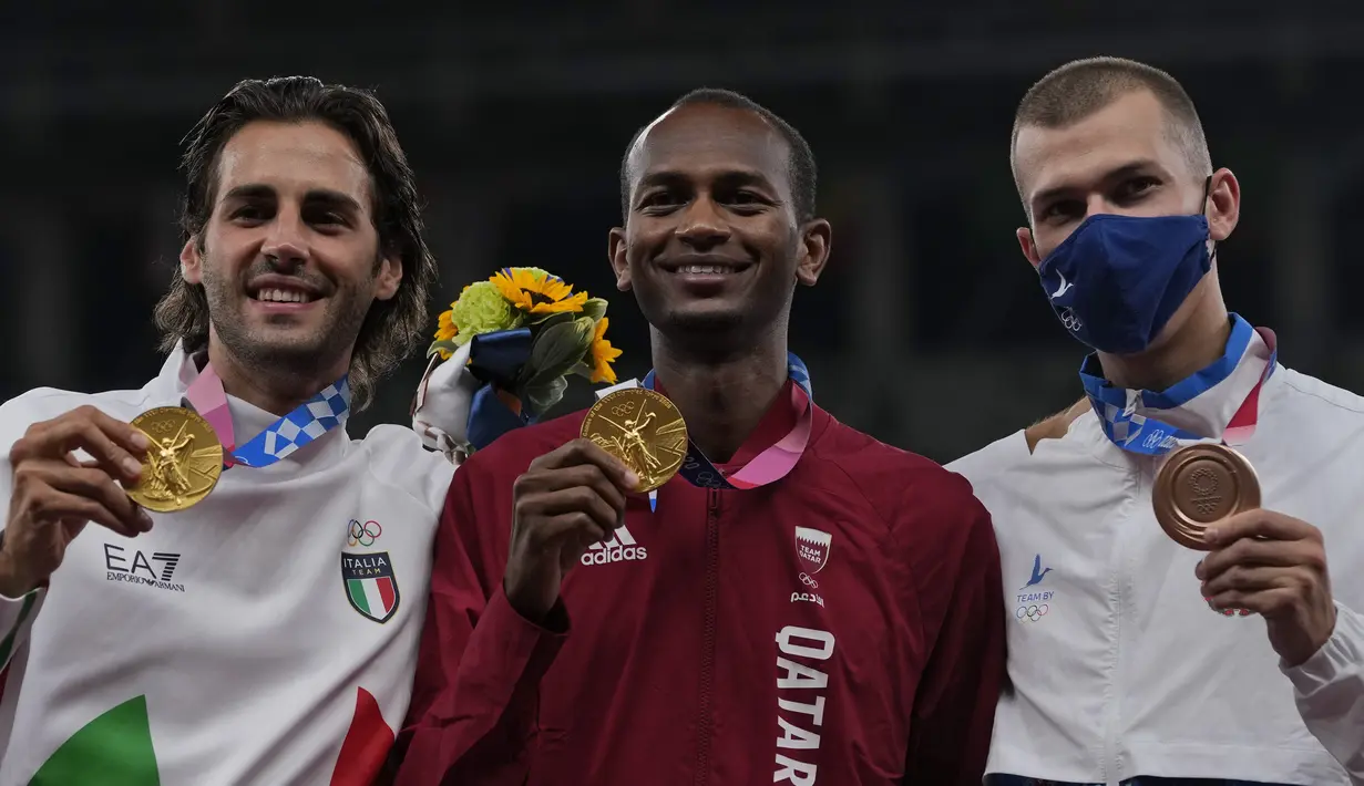 Peraih medali emas bersama Mutaz Barshim (kiri) dari Qatar dan Gianmarco Tamberi (tengah) dari Italia berfoto dengan peraih medali perunggu Maksim Nedasekau dari Belarus setelah final lompat tinggi putra pada Olimpiade Tokyo 2020 di Tokyo, Jepang, Senin (2/8/2021). (AP Photo/Francisco Seco)