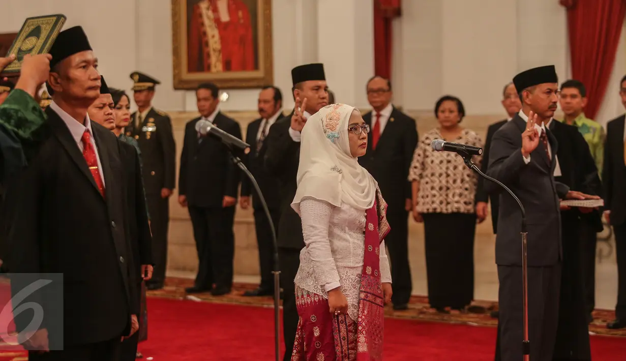 Sembilan anggota Komisi Kejaksaan dengan masa jabatan 2015-2019 mengucapkan sumpah jabatan saat pelantikan yang dipimpin Presiden Jokowi di Istana Merdeka, Jakarta, Kamis (6/7/2015). (Liputan6.com/Faizal Fanani)