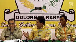 Ketua Pelaksana HUT ke-53 Partai Golkar Azis Syamsudin (tengah) memberikan keterangan pers di Kantor DPP Golkar, Jakarta, Rabu (18/10). Dalam rangkaian HUT Golkar ini juga akan digelar Rakernas di Makassar, Sulawesi Selatan. (Liputan6.com/Johan Tallo)